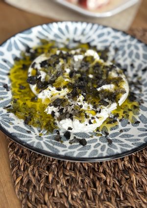 Foto principal de Ensalada de Burrata con Pepinillos y Aceitunas negras