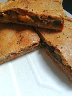 Una foto de Empanada de cebolla caramelizada y verduras