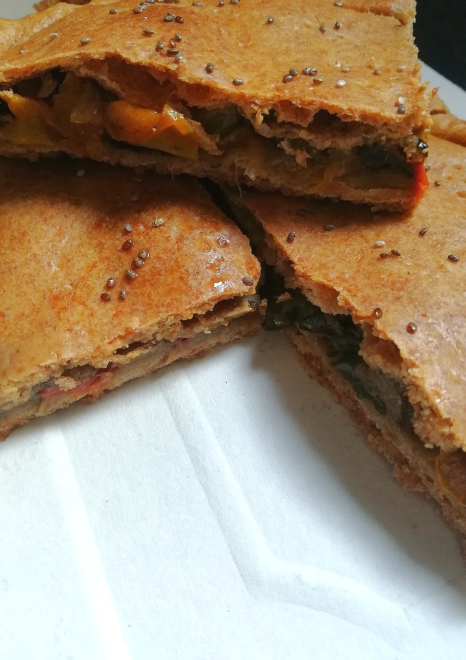 Una foto de Empanada de cebolla caramelizada y verduras