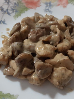Una foto de Pechuga de pollo con champiñones Portobello, con salsa de Cabrales