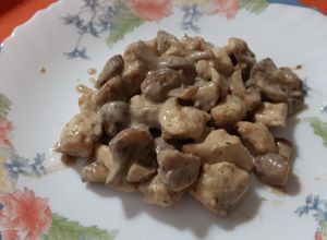 Foto principal de Pechuga de pollo con champiñones Portobello, con salsa de Cabrales