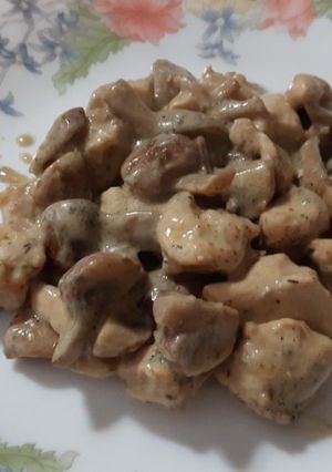 Una foto de Pechuga de pollo con champiñones Portobello, con salsa de Cabrales