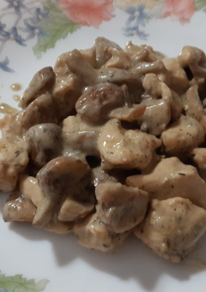 Una foto de Pechuga de pollo con champiñones Portobello, con salsa de Cabrales