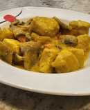 Pollo al curry con champiñones y pimientos