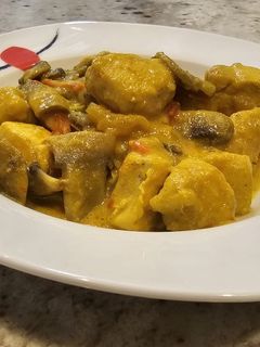 Una foto de Pollo al curry con champiñones y pimientos