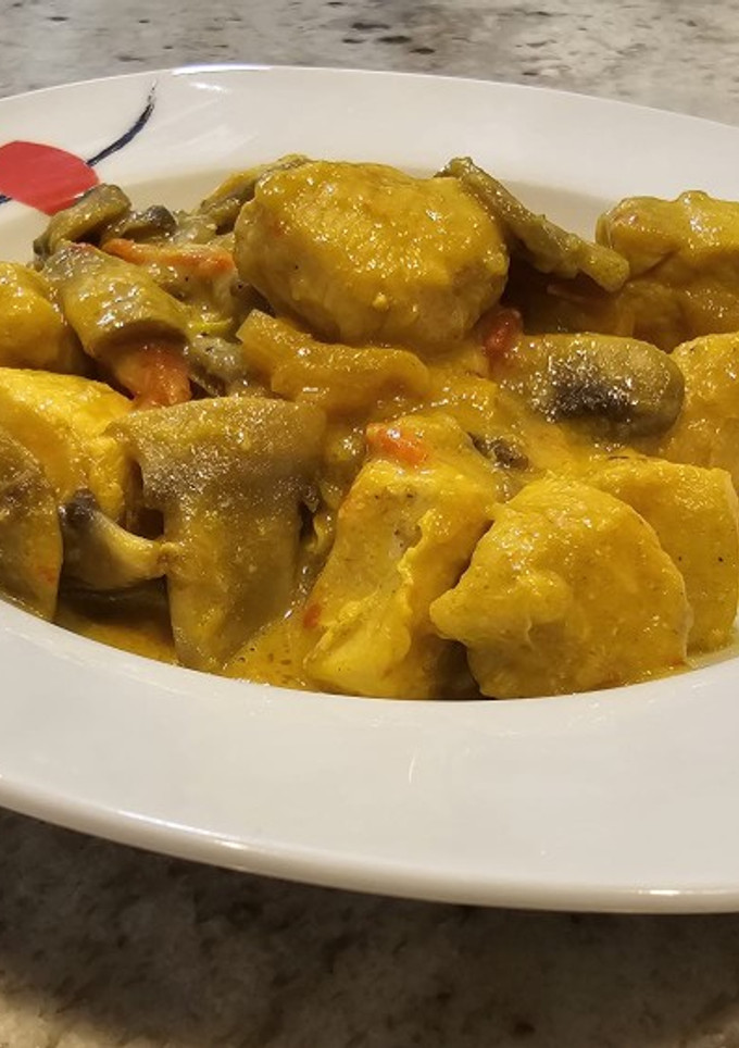 Una foto de Pollo al curry con champiñones y pimientos