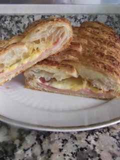 Una foto de Trenza de hojaldre rellena de jamón york y queso