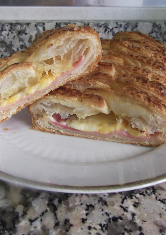 Una foto de Trenza de hojaldre rellena de jamón york y queso