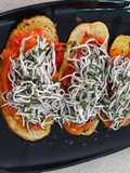 Tosta de pimientos con su pilpil y gulas en TMX
