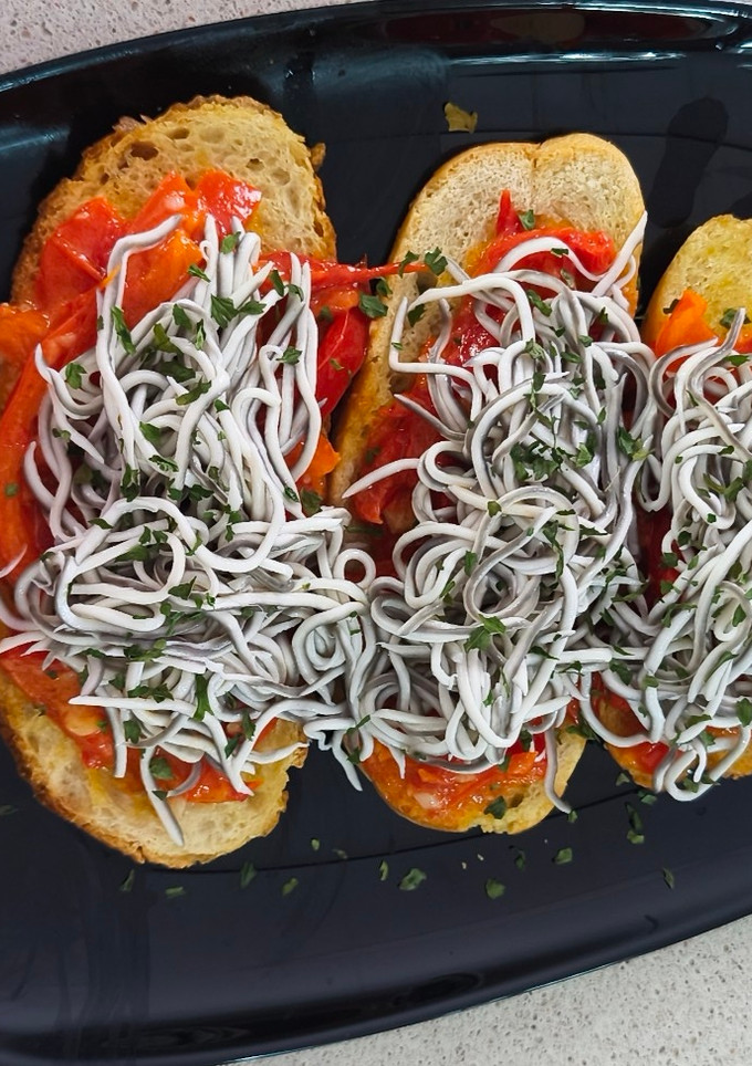 Una foto de Tosta de pimientos con su pilpil y gulas en TMX