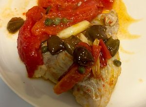 Foto di Ombrina in padella con pomodori olive e capperi