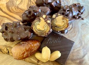 Une photo de Dattes fourrées véganes au beurre de cacahuète et chocolat noir à la fleur de sel