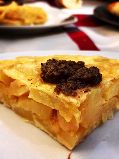 Una foto de Receta número 300: Tortilla de patatas con salsa de trufa 😱😱