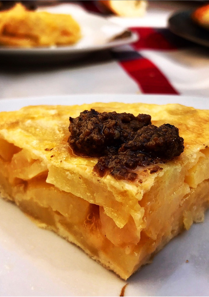 Una foto de Receta número 300: Tortilla de patatas con salsa de trufa 😱😱