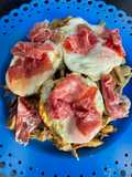 Alcachofas fritas con huevos y jamón ibérico