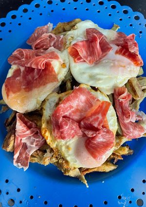 A picture of Fried Artichokes with Eggs and Iberian Ham.