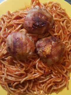 Paradicsomos tészta baconos sajttal töltött húsgombóccal recept fotója