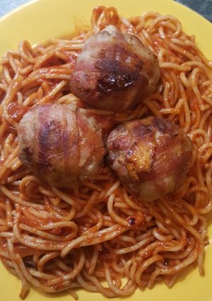 Paradicsomos tészta baconos sajttal töltött húsgombóccal recept fotója