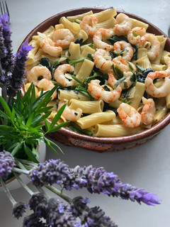 Una foto de Tortiglioni con espinacas y gambones