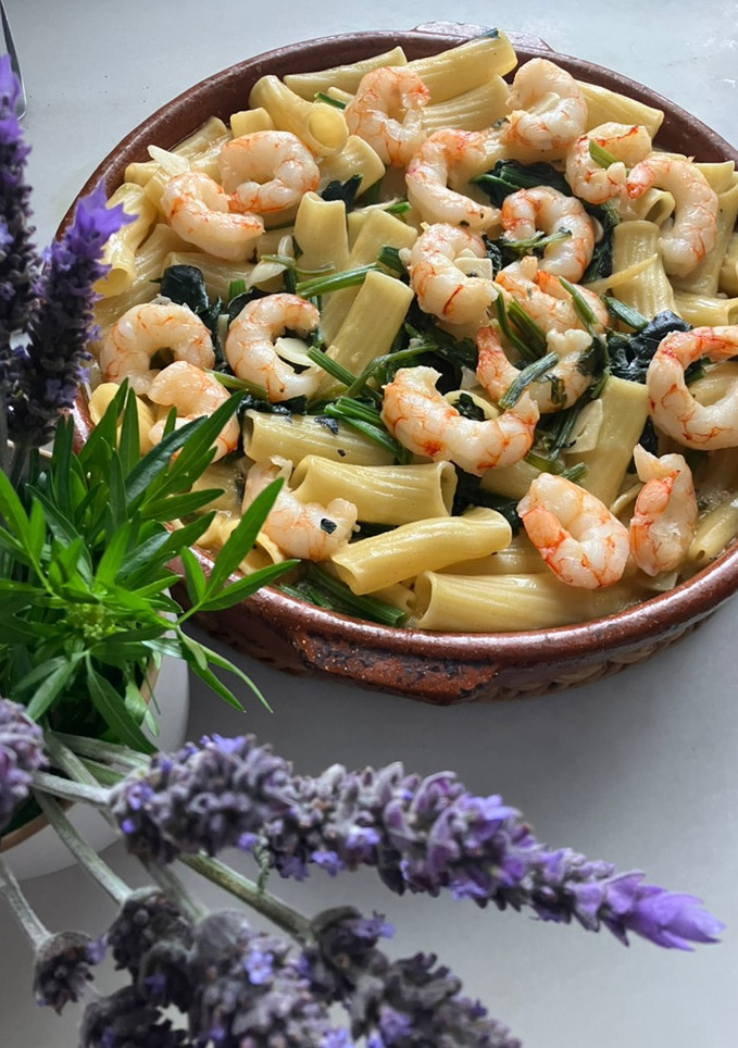 Una foto de Tortiglioni con espinacas y gambones