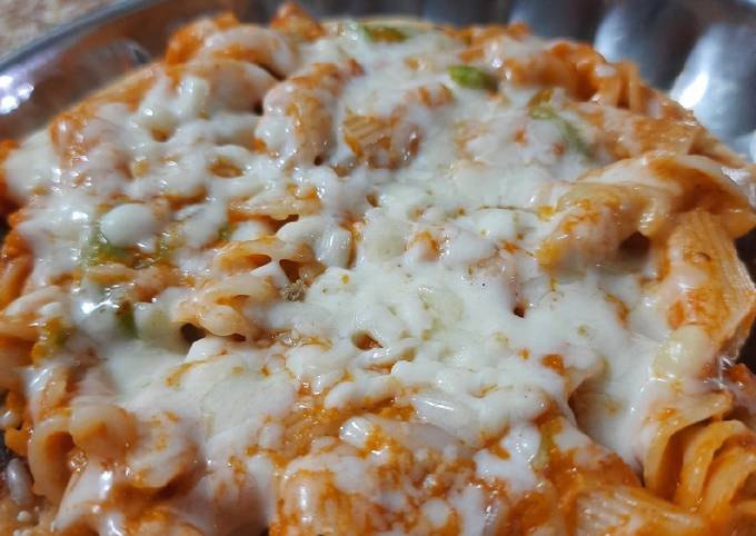 Homemade pan pasta pizza with lots of mayonnaise Recipe by Ripal Jesal  Khamar - Cookpad