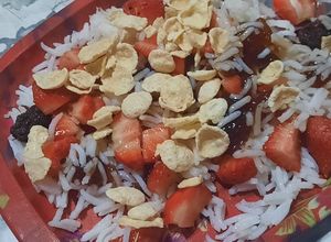 Una foto de Arroz Basmati con frutillas y copos