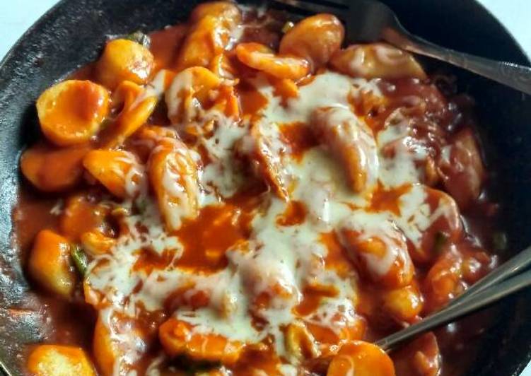 Tteokbokki (Rice cake ala korea)