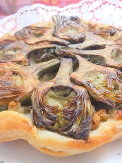 Una foto de Tarta tatín con alcachofa y atún