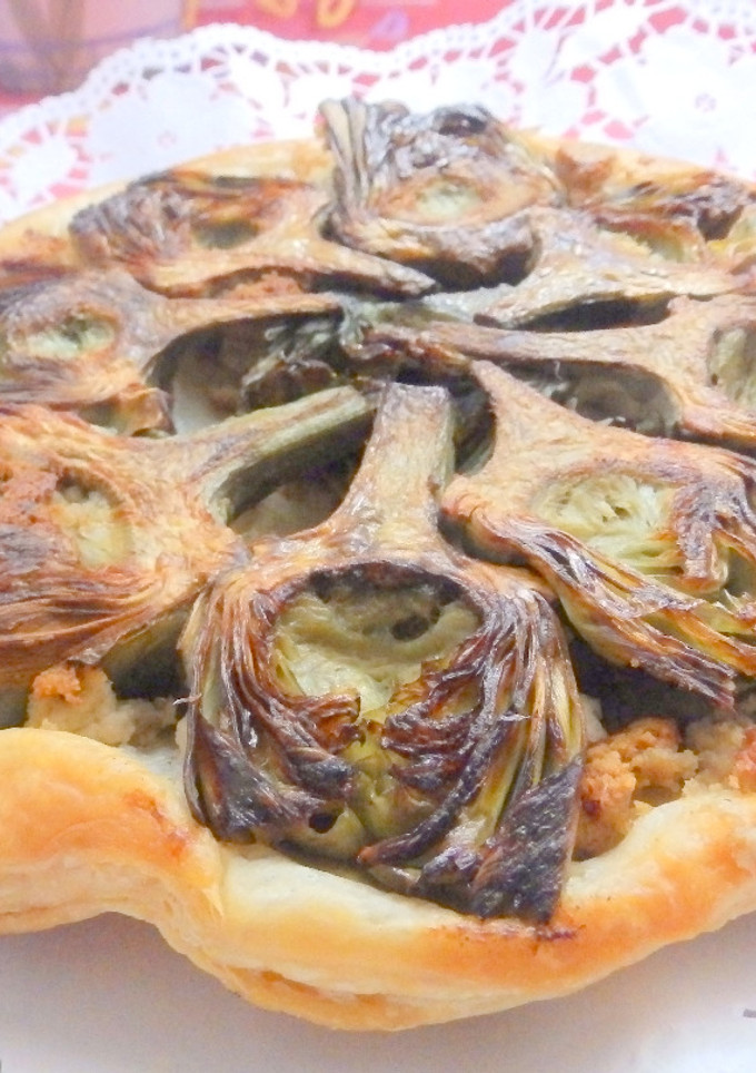 Una foto de Tarta tatín con alcachofa y atún