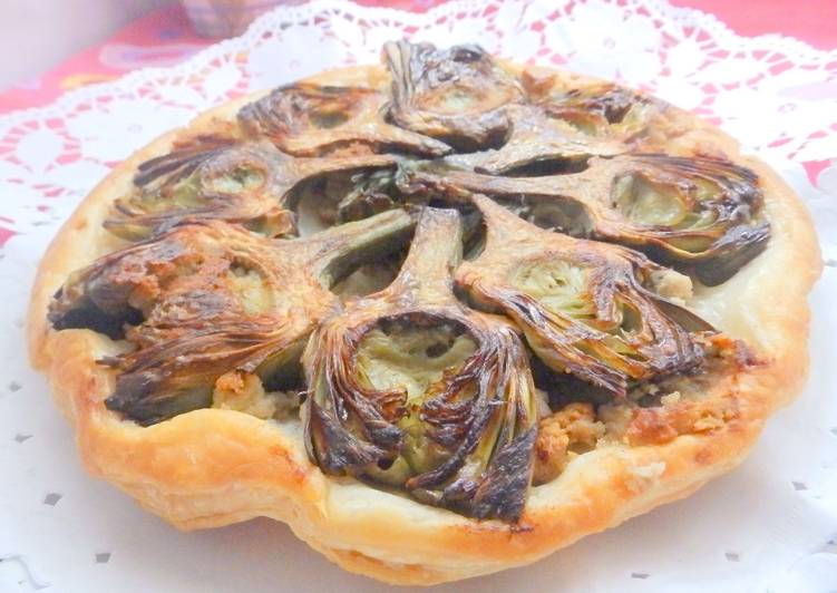 Tarta tatín con alcachofa y atún