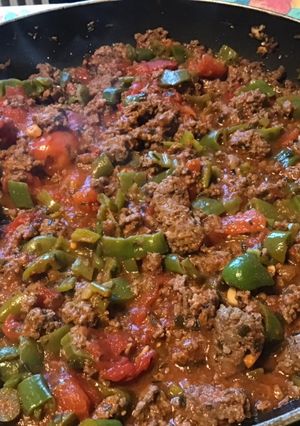 Une photo de Bœuf épicé aux poivrons verts et tomates