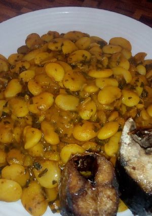 A picture of Waken gida AKA kidney beans.