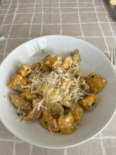 Una foto de Gnocchi de calabaza con setas y parmesano
