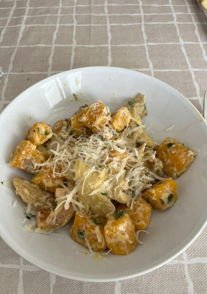 Una foto de Gnocchi de calabaza con setas y parmesano