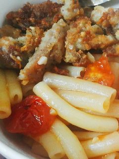 Hình của món Nui sốt cà + thịt chiên.