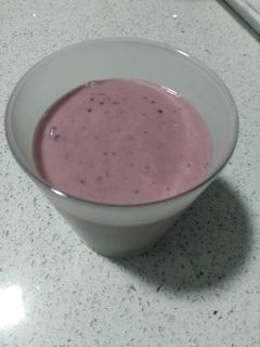 Una foto de Batido de plátano y frutos rojos