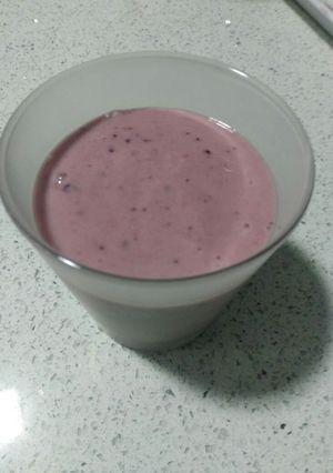 Una foto de Batido de plátano y frutos rojos