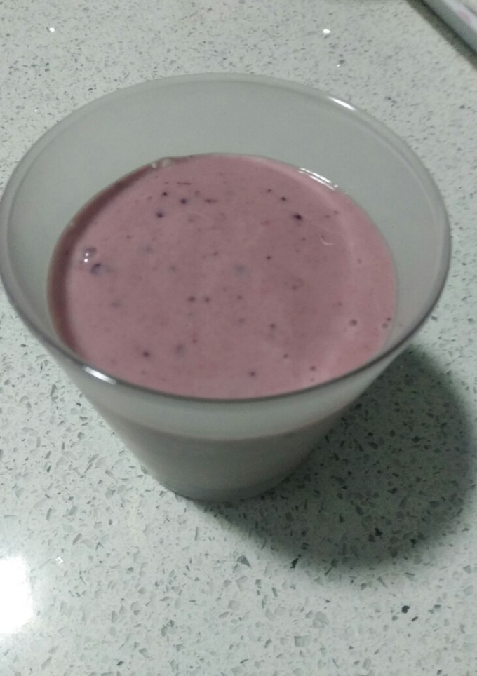 Una foto de Batido de plátano y frutos rojos