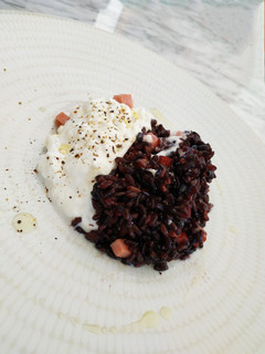 Foto di Riso Venere e burrata con cubetti di prosciutto