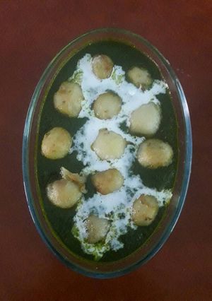 A picture of Palak kofta curry.