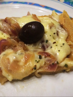 Una foto de Fainá de pizzería fácil con muzzarella y cebollas caramelizadas