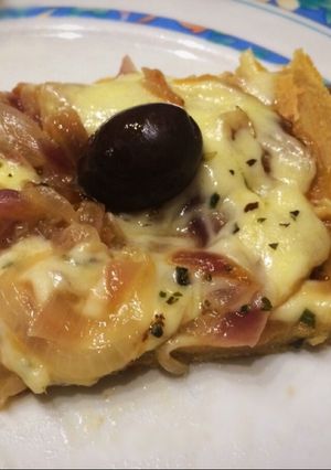 Una foto de Fainá de pizzería fácil con muzzarella y cebollas caramelizadas