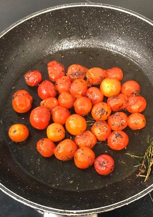 Una foto de Tomates cherrys salteados con especias