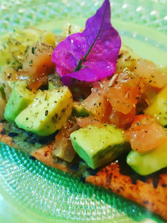 Una foto de Tosta especiada con aguacate y tomate concasse