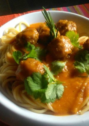 Foto principal de Pasta con albóndigas en salsa aurora