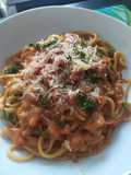 Spaghetti ranchero en salsa de tomate, chorizo y champiñón