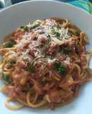 Spaghetti ranchero en salsa de tomate, chorizo y champiñón