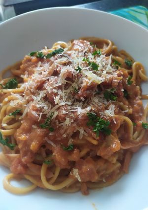Una foto de Spaghetti ranchero en salsa de tomate, chorizo y champiñón