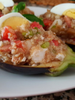 Una foto de Berenjenas rellenas de ensalada de quinoa