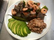 Una foto de camarones a la parrilla